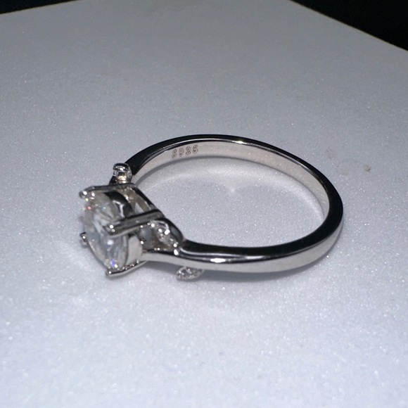 Elegant Silver Moissanite Ring size 8 - Picture 7 of 7